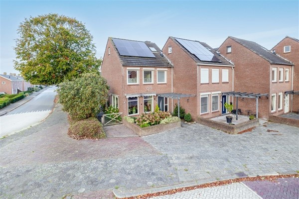 Te koop: Ruime hoekwoning met kunststof kozijnen 